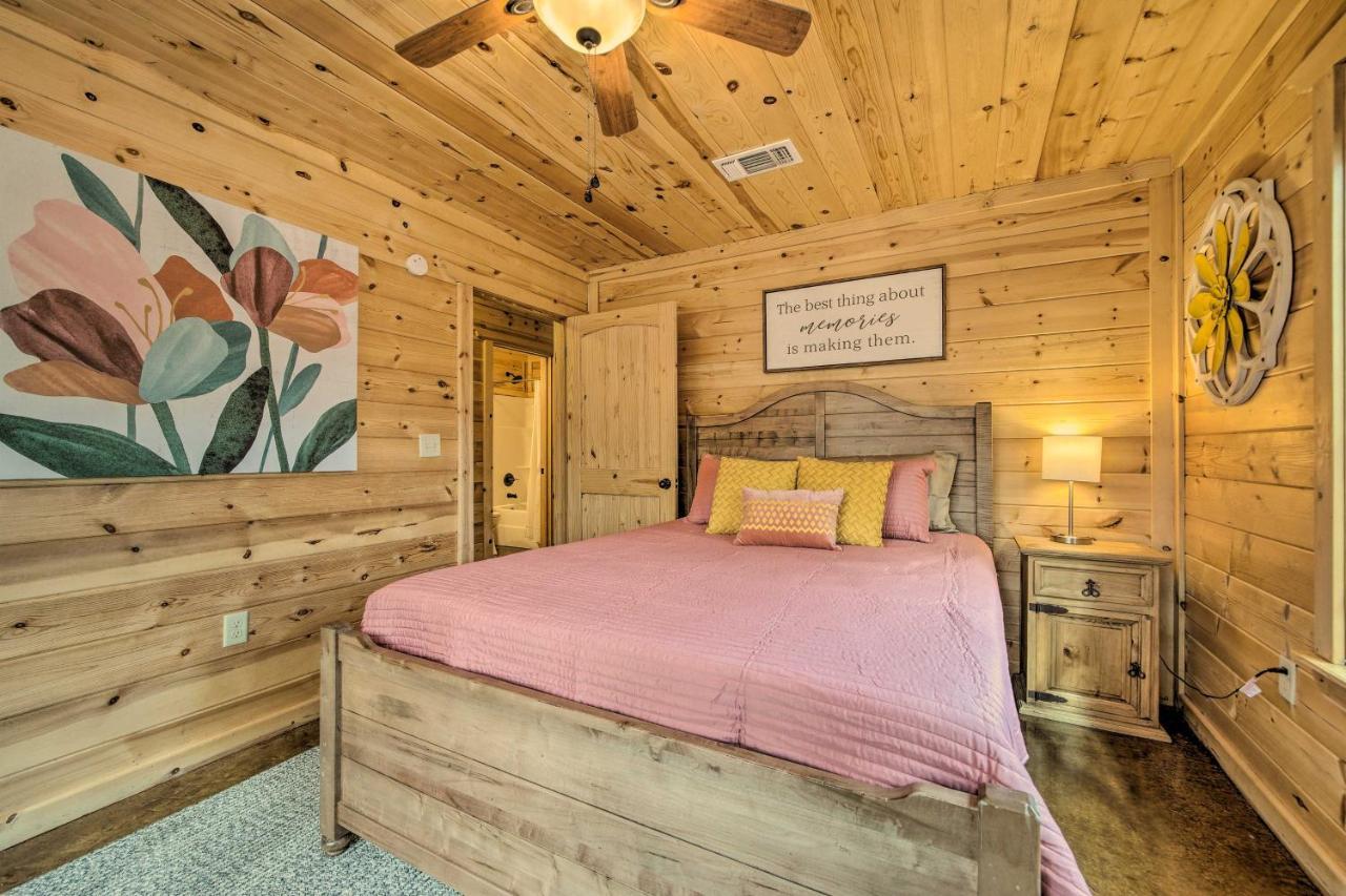 Cabin With Hot Tub And Games, 4 Mi To Beavers Bend! Broken Bow Bagian luar foto