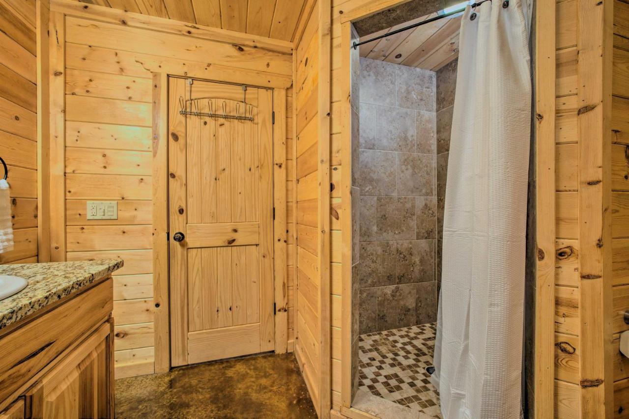 Cabin With Hot Tub And Games, 4 Mi To Beavers Bend! Broken Bow Bagian luar foto
